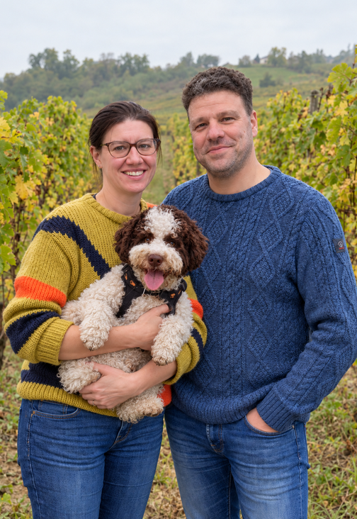 Anna und Koen von Idivini mit ihrem Hund im Weinberg